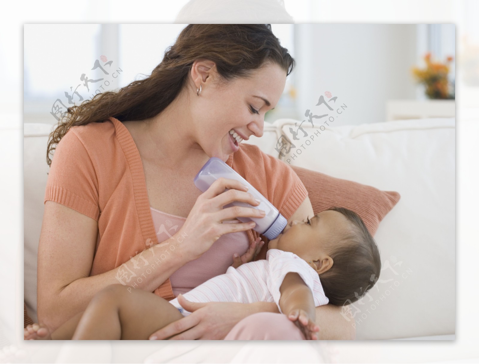 婴儿奶瓶与牛奶和手动吸奶器图片下载 - 觅知网