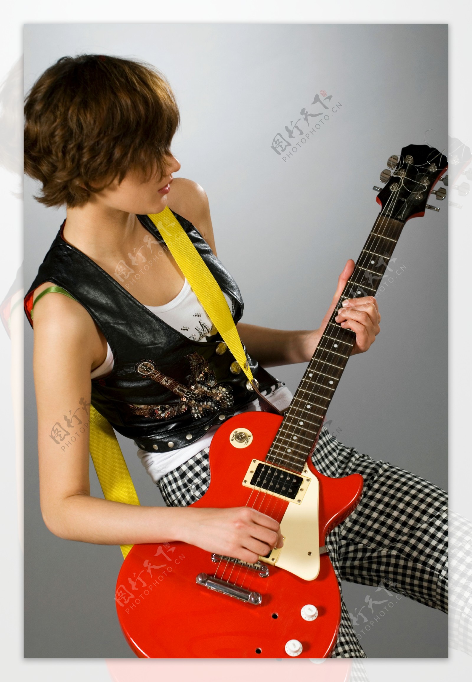正在弹奏吉它的外国美女图片