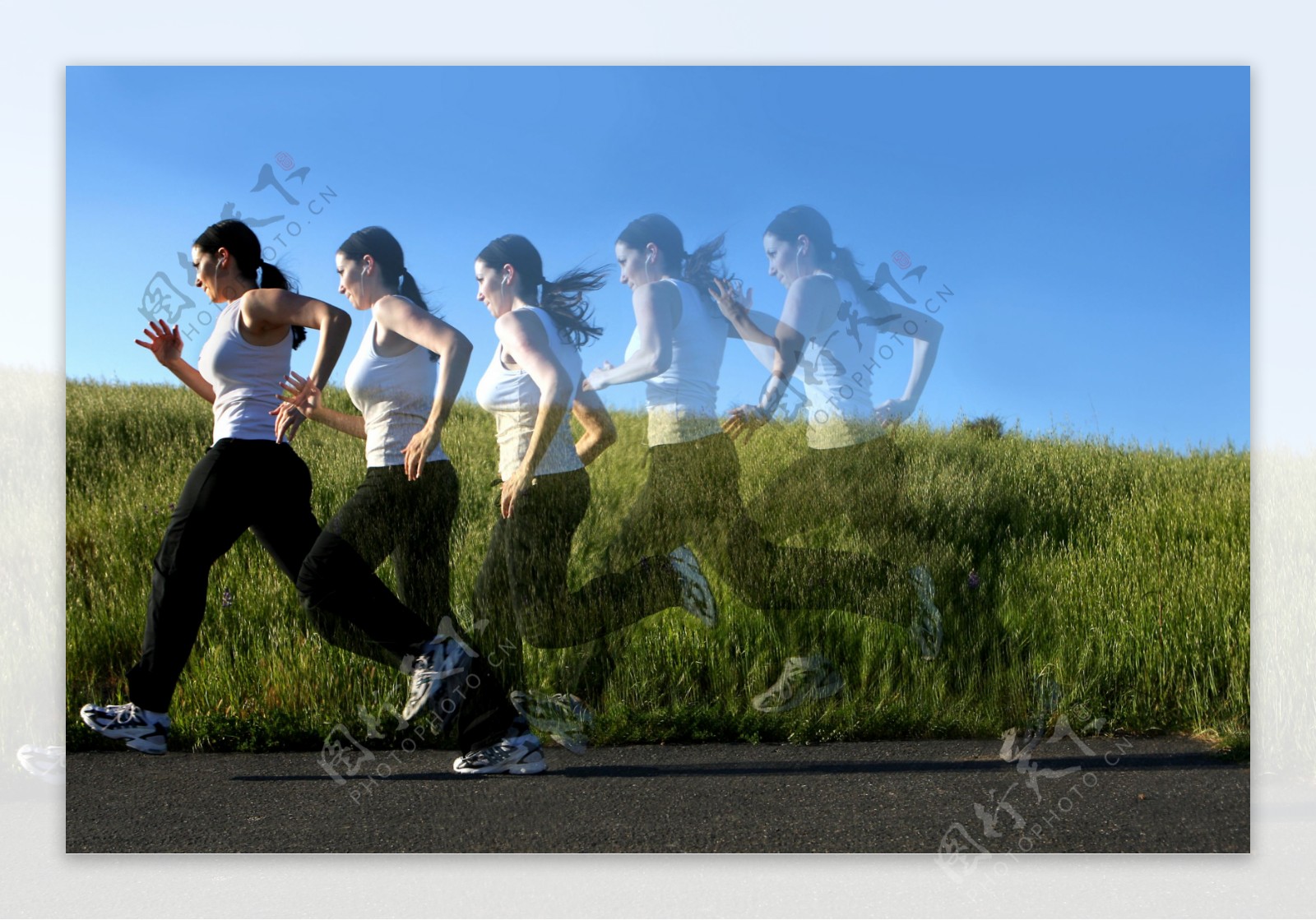 旷野跑步的女人图片
