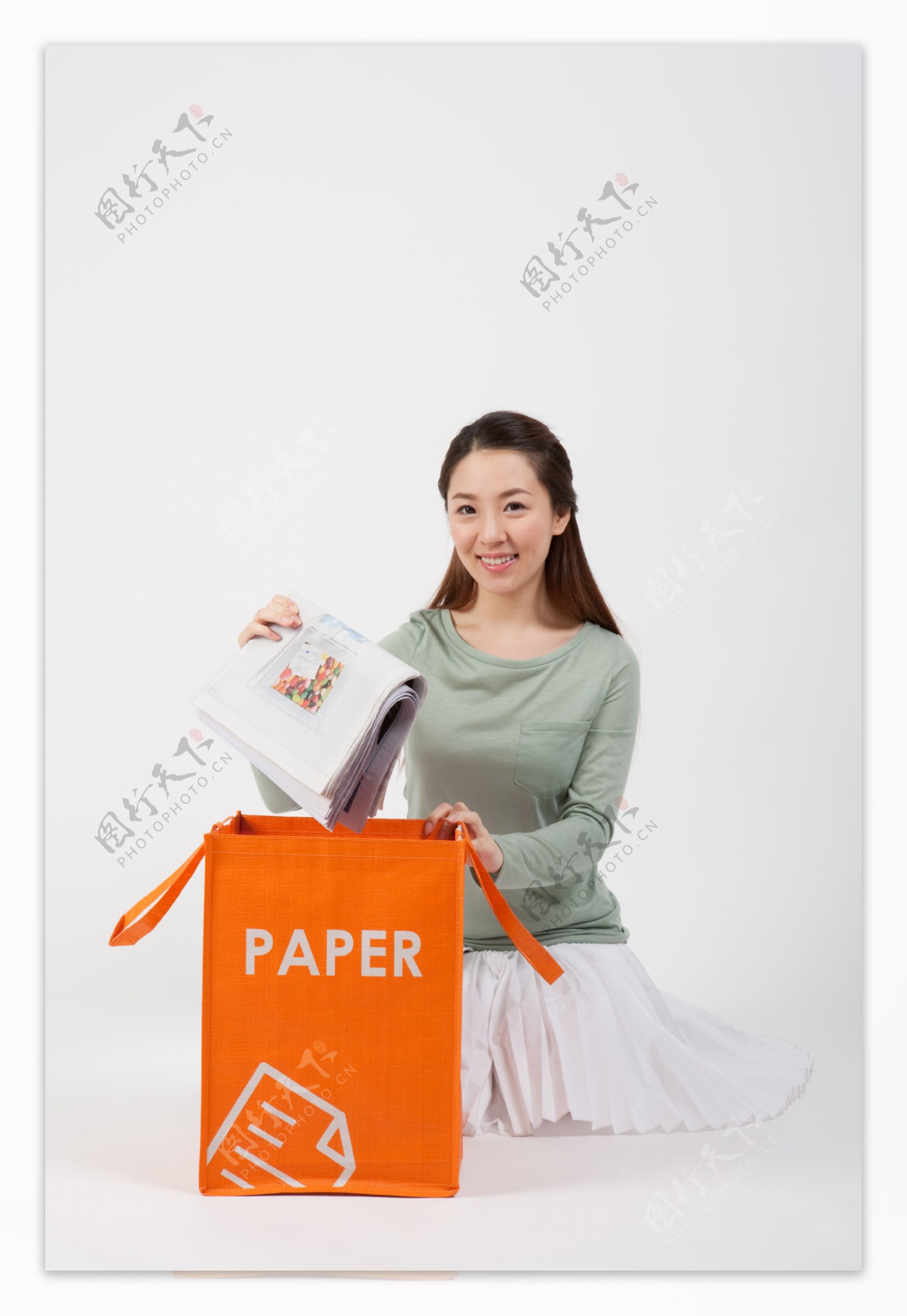 回收废纸的环保志愿者美女图片