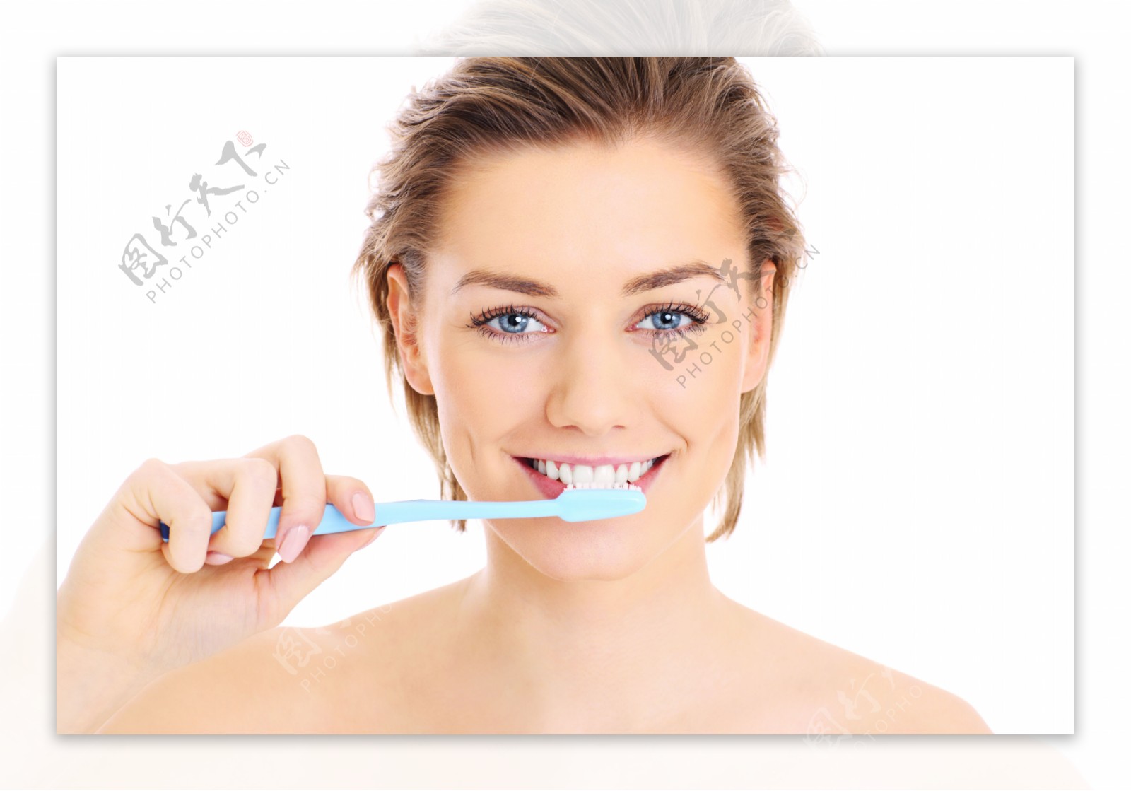 刷牙的外国美女图片