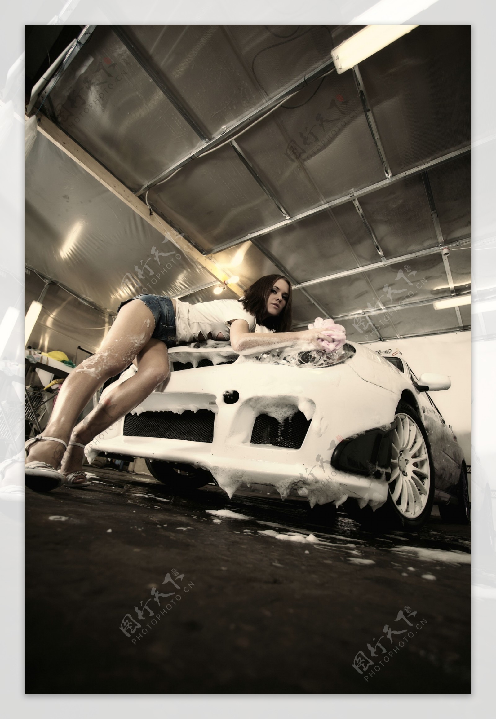 洗车的性感女人图片