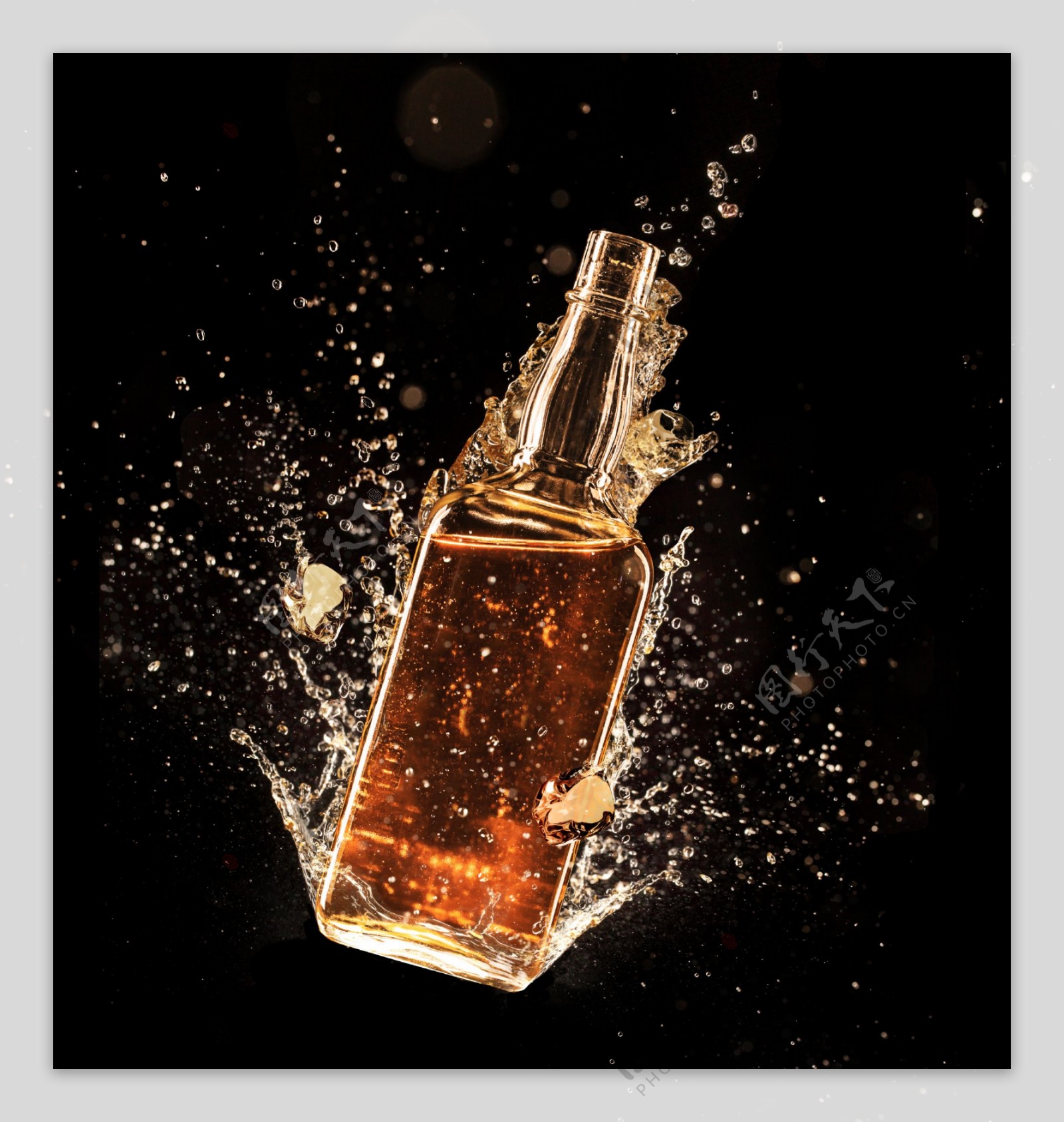威士忌与水花喷溅图片