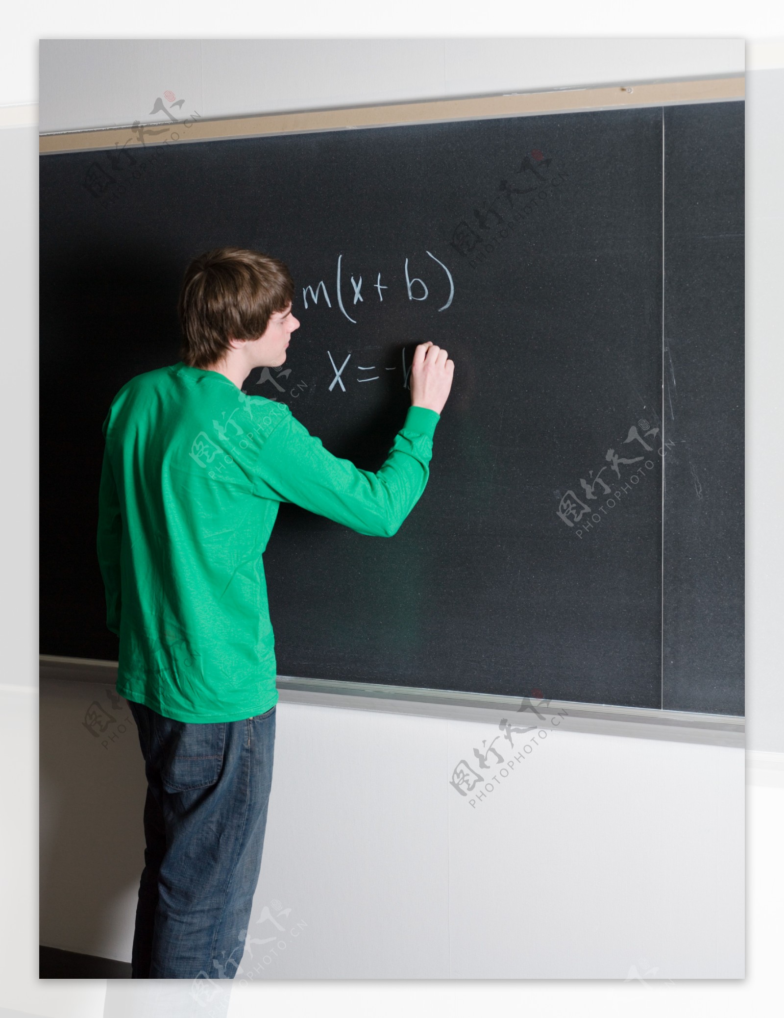 教室内在黑板上解题的男孩图片