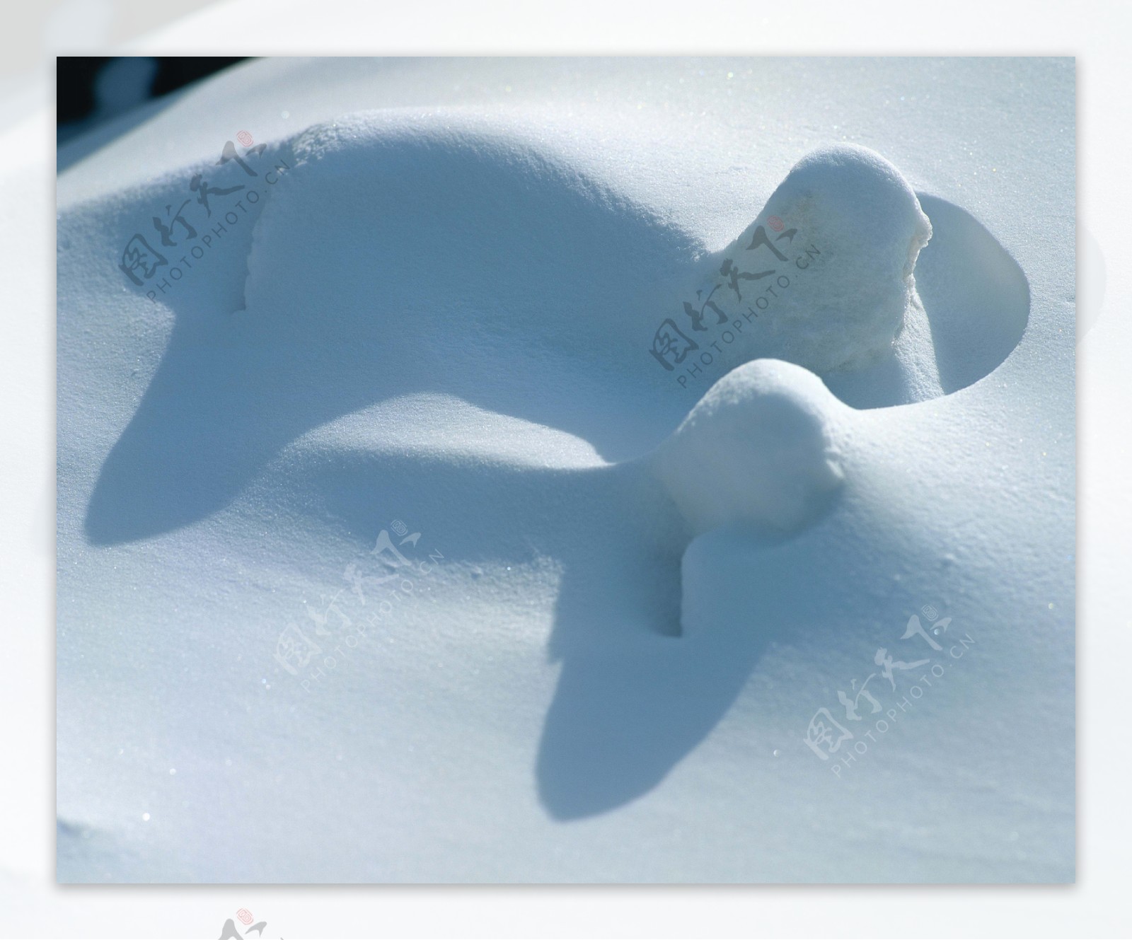 冬季阳光下厚厚积雪图片