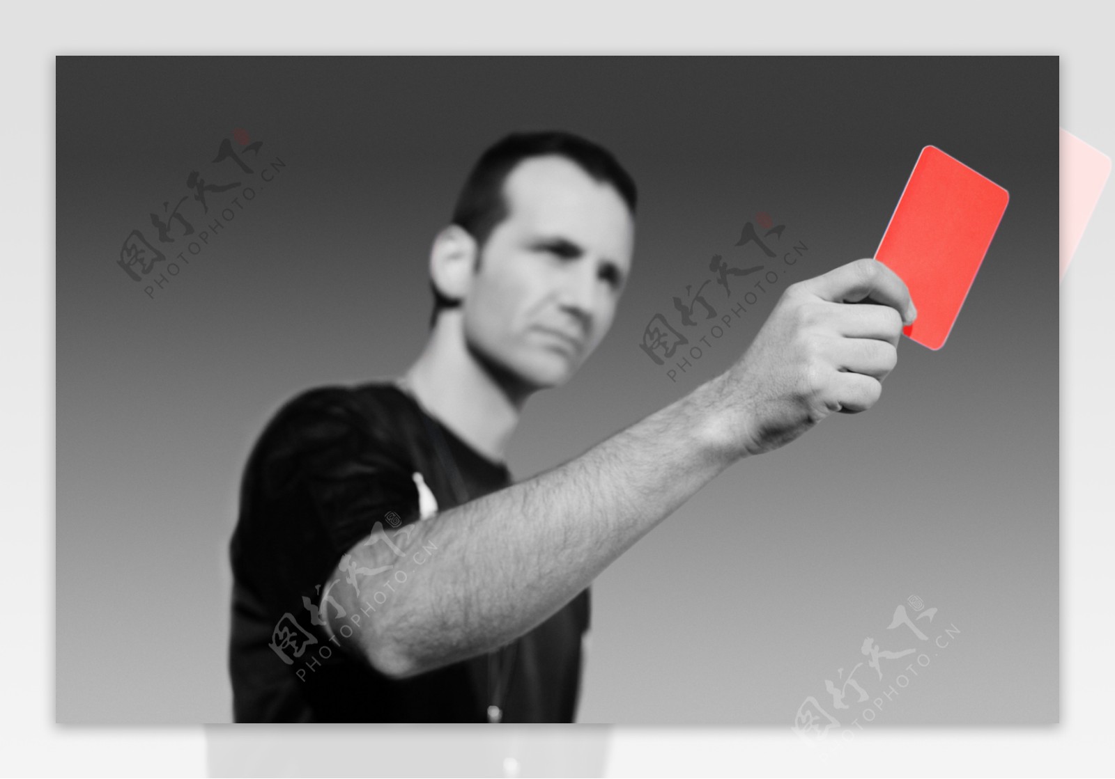 外国男人手里的红色信用卡图片