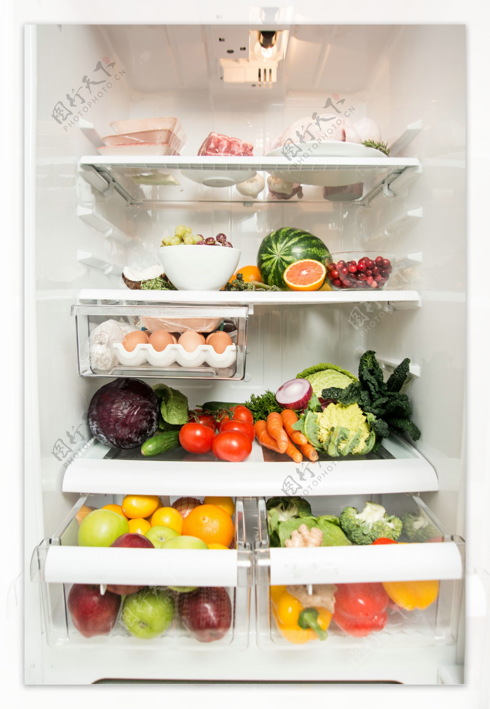 冰箱里的蔬菜水果摄影图片