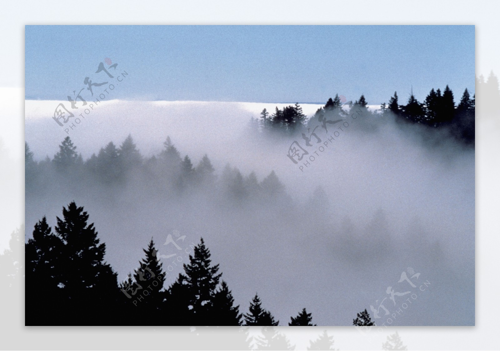 云里的山头景象摄影图片