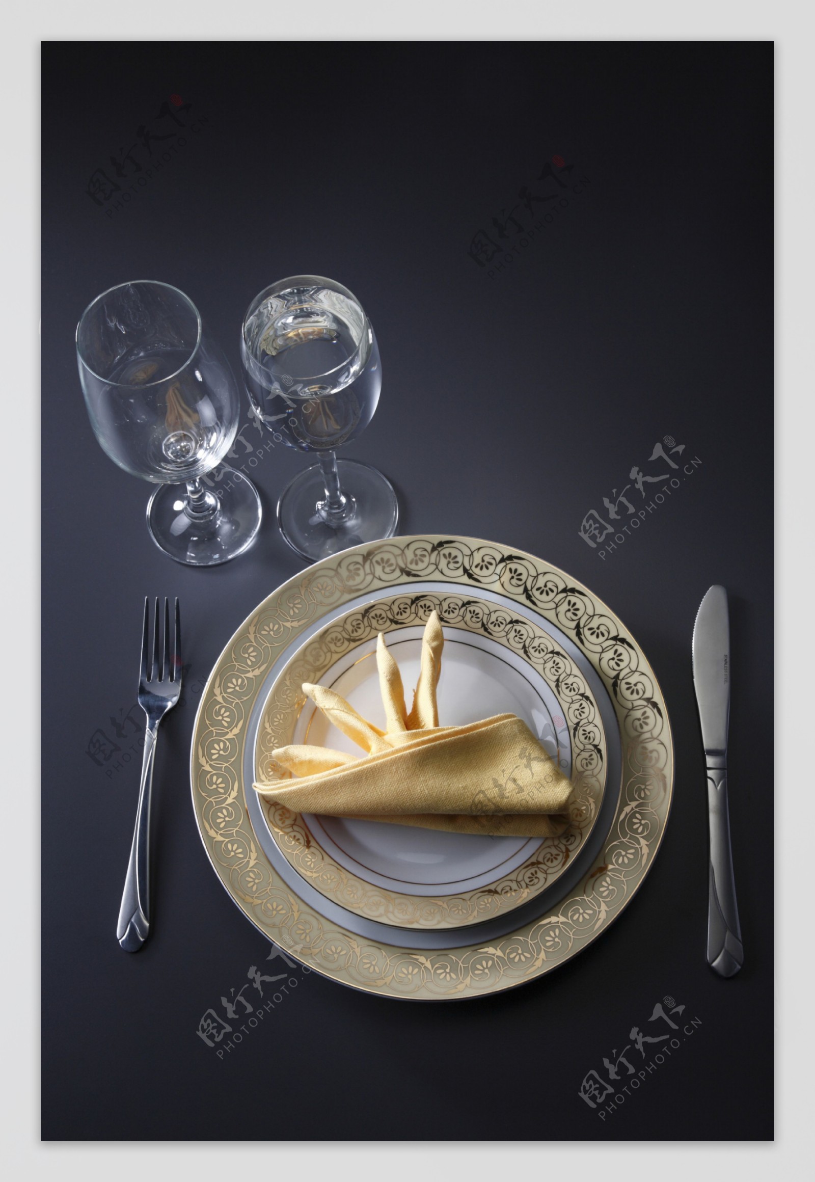 西餐餐具与高脚杯图片