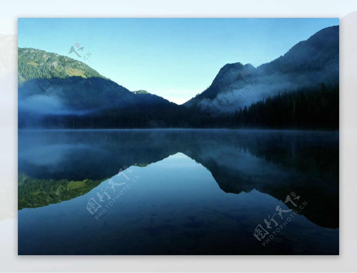 山中清澈的湖水图片