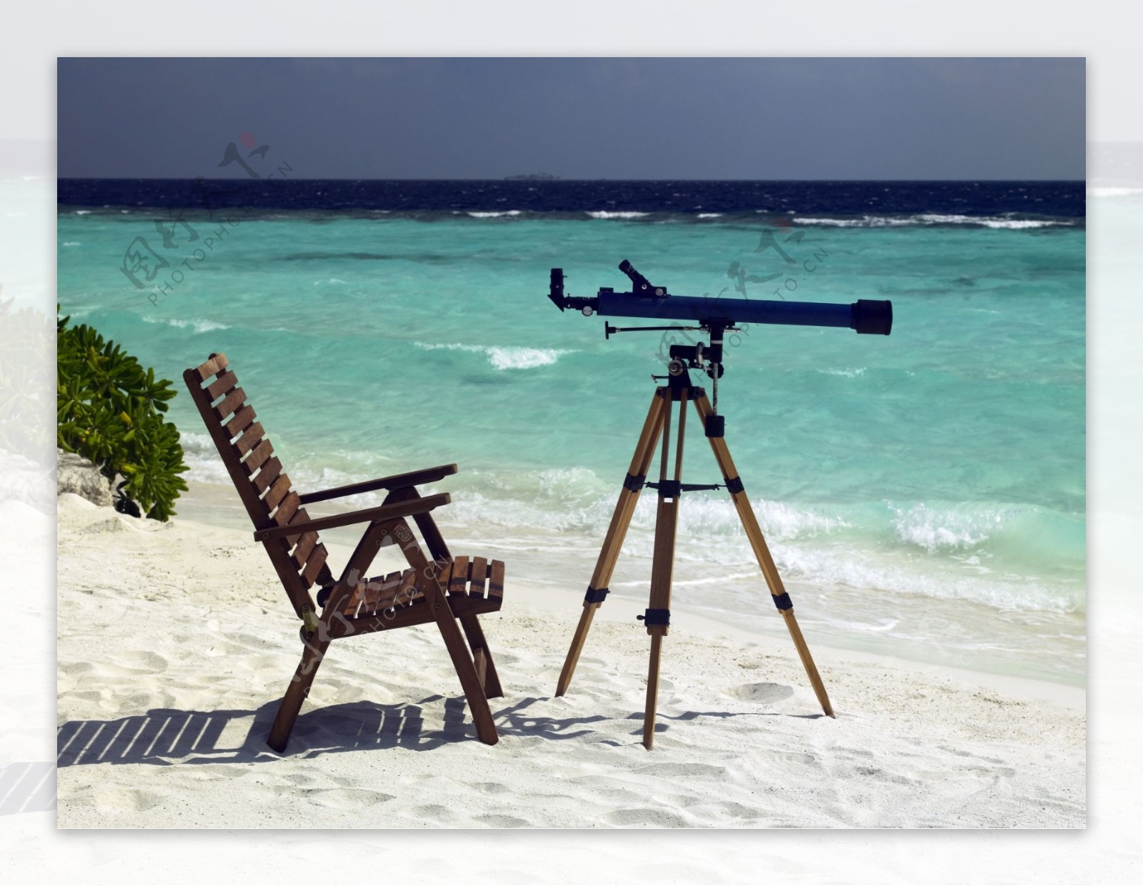 沙滩上的椅子和望远镜图片