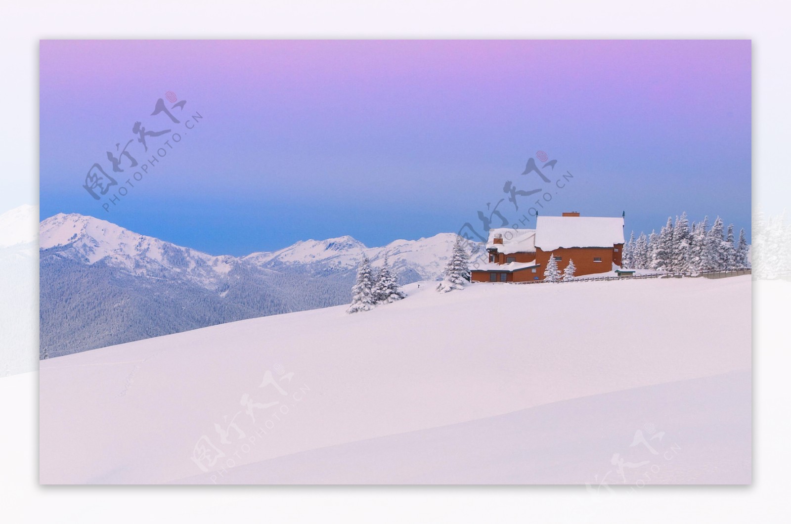 一片雪地和房屋风景图片