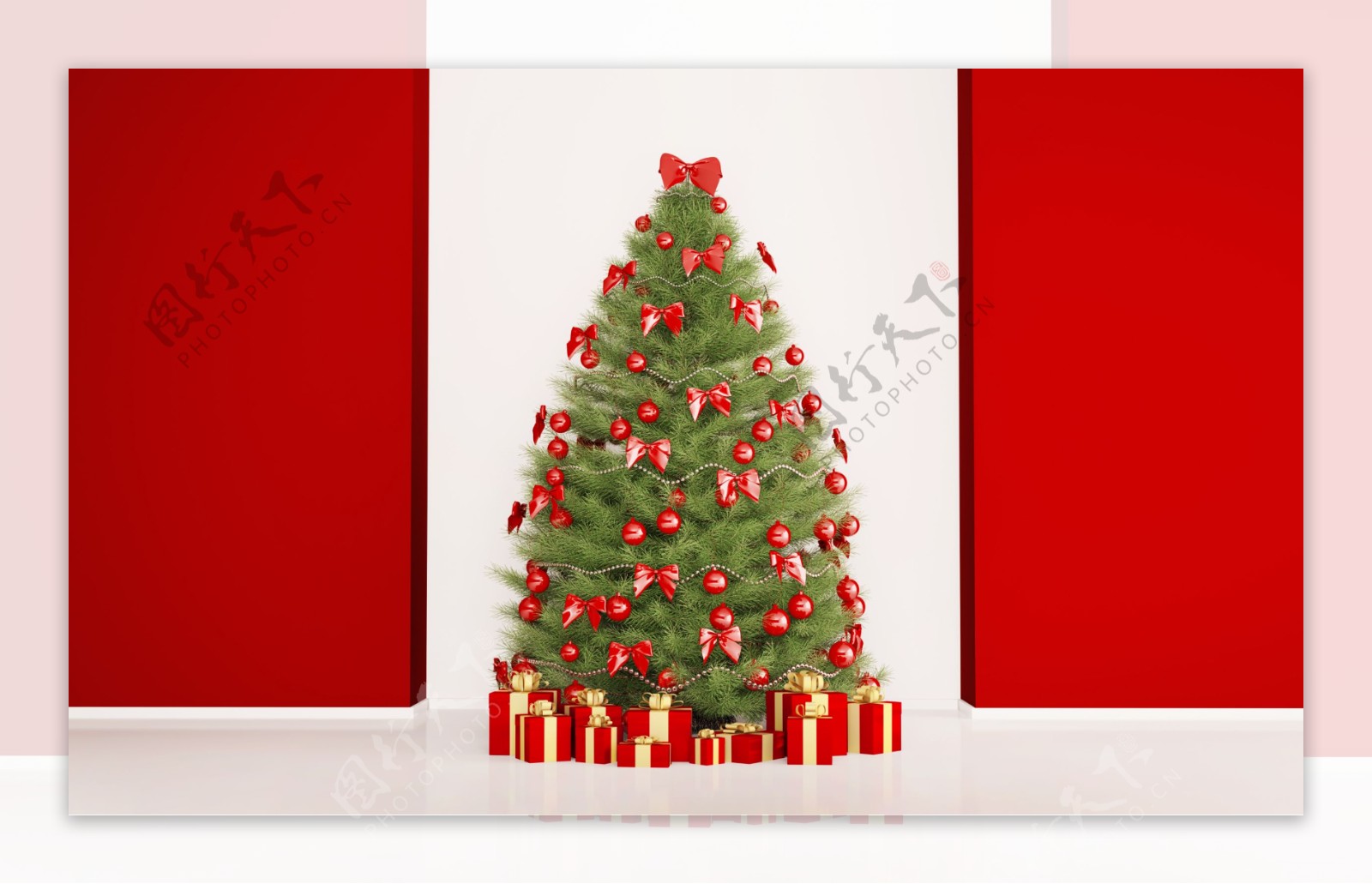 红白墙壁和圣诞树