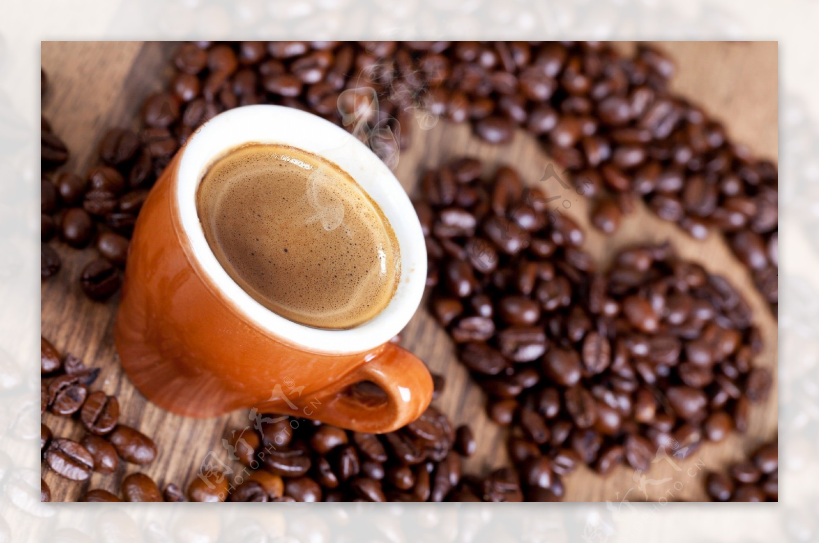 心形咖啡豆与咖啡图片