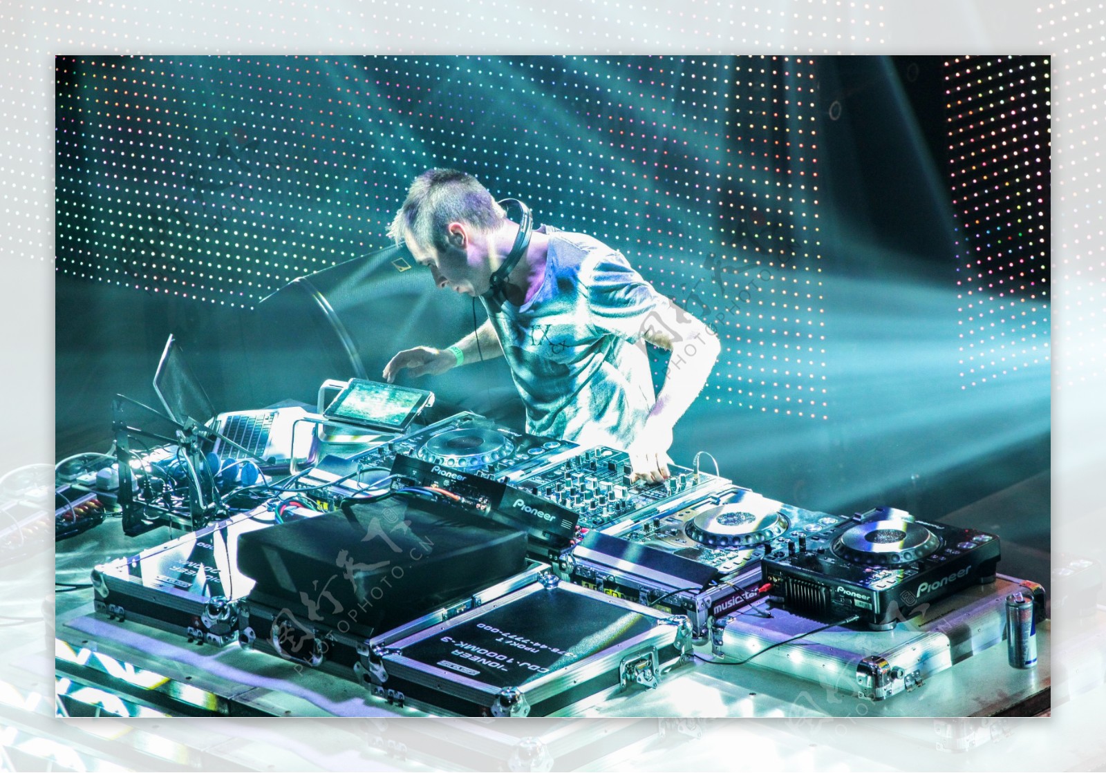 舞台灯光与玩DJ的音乐人图片