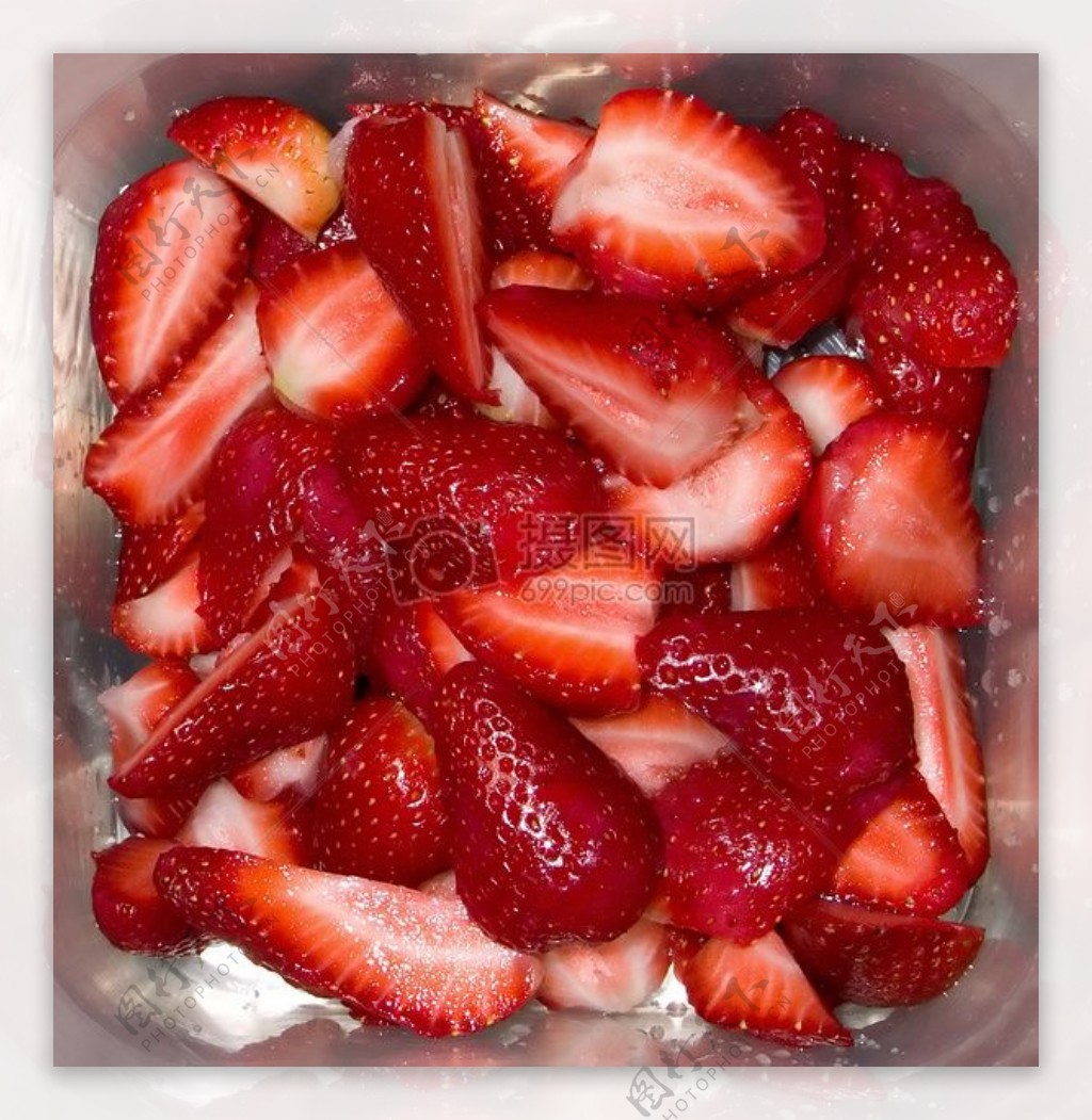 保鲜盒里的草莓