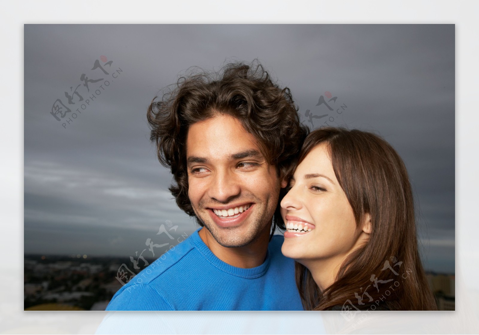 幸福微笑的情侣图片