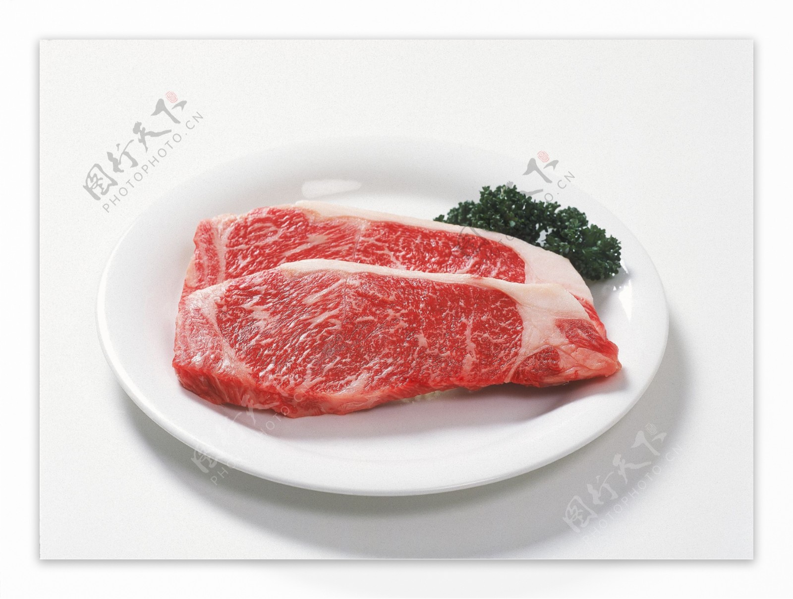 盘子里的生肉图片
