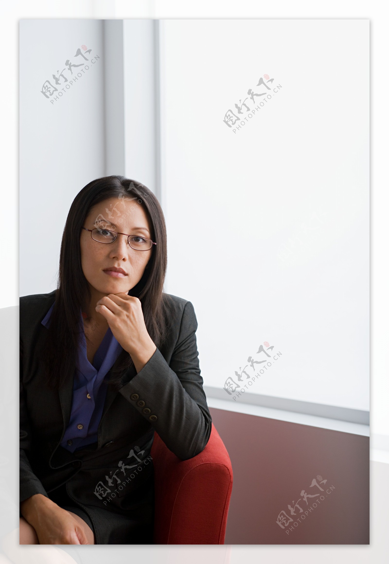 坐在窗边的职业女性图片