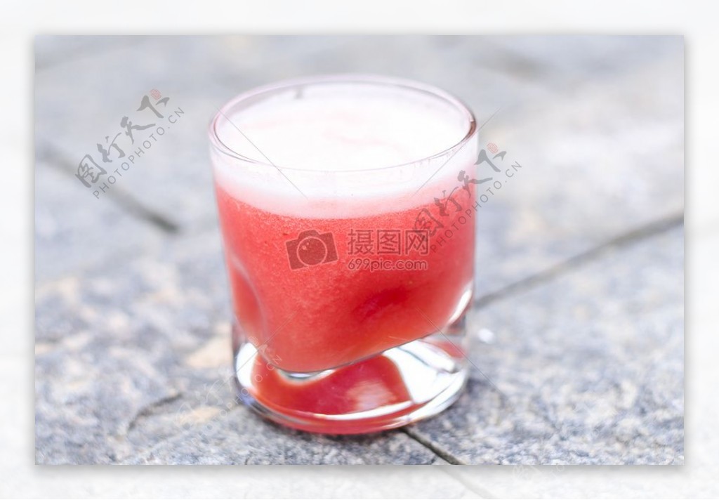 玻璃草莓果汁泡沫冰沙