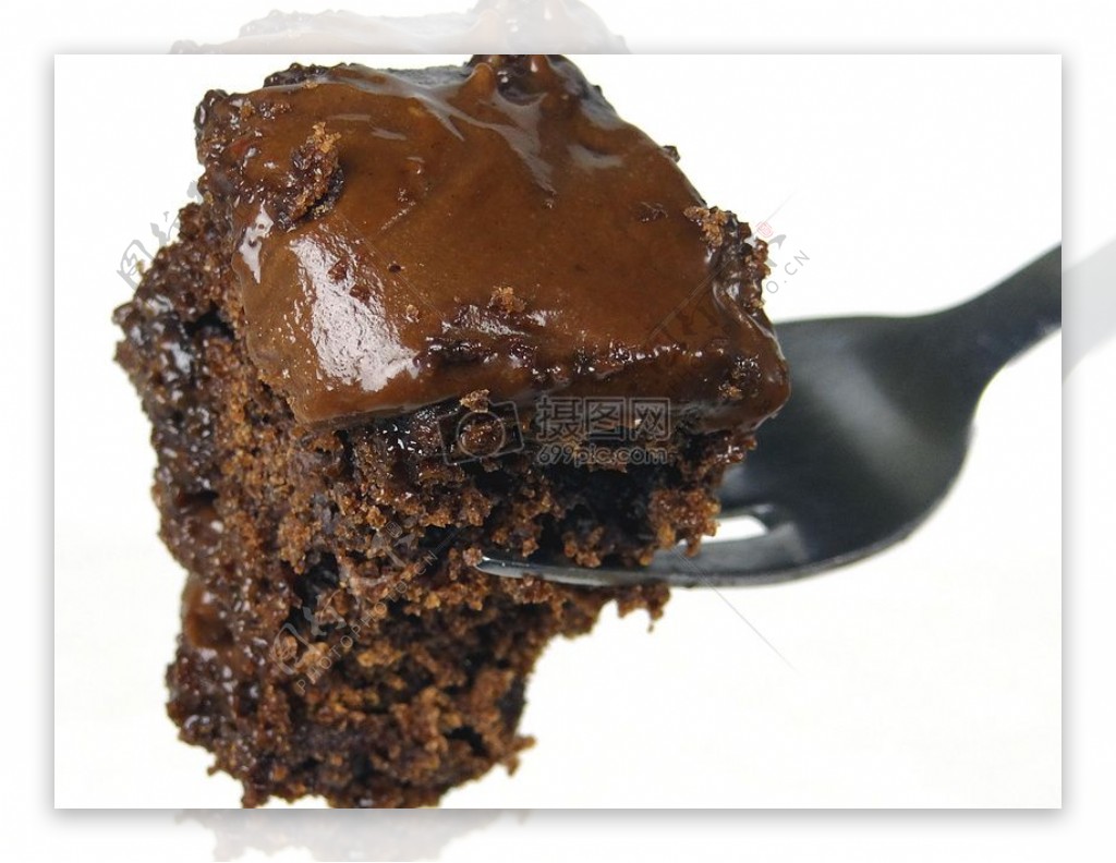 叉子上的巧克力熔岩蛋糕