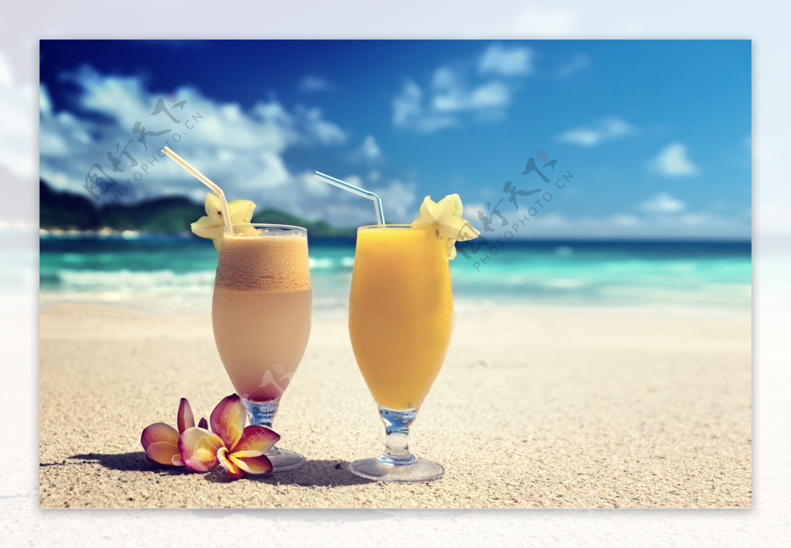 沙滩上的饮料图片