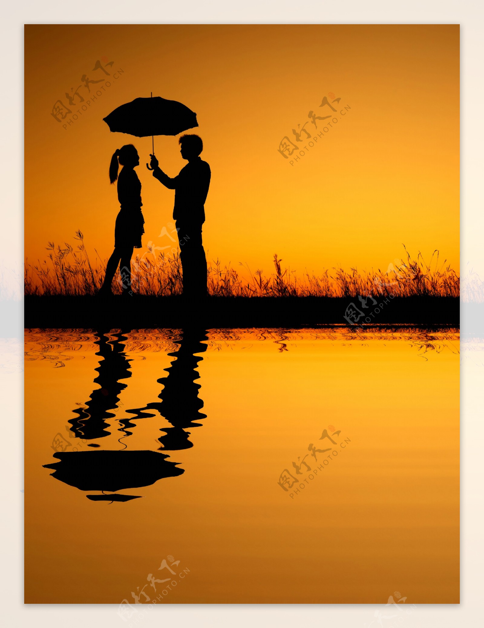 河边打伞的情侣图片