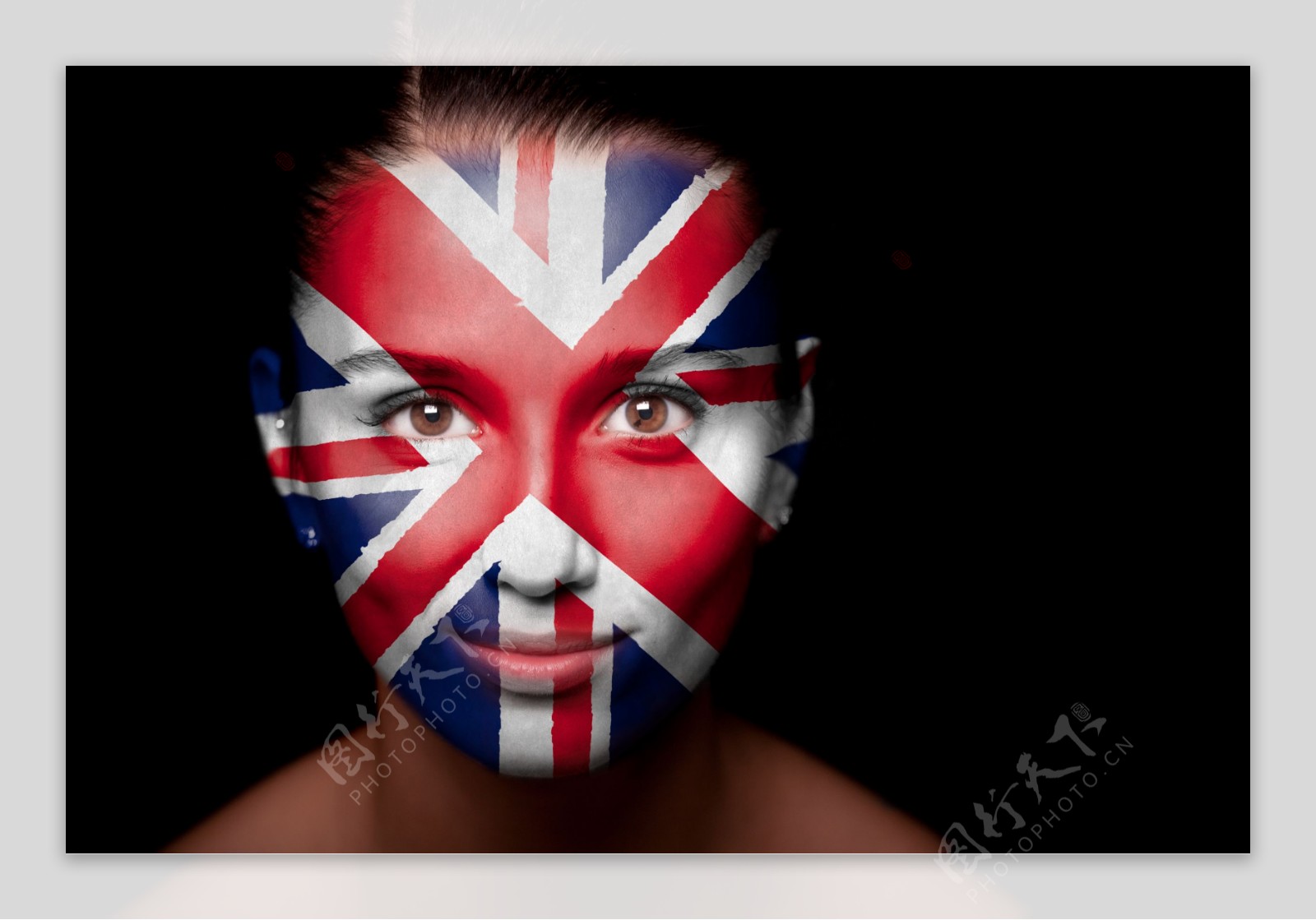 一张画了英国国旗彩绘的女人图片