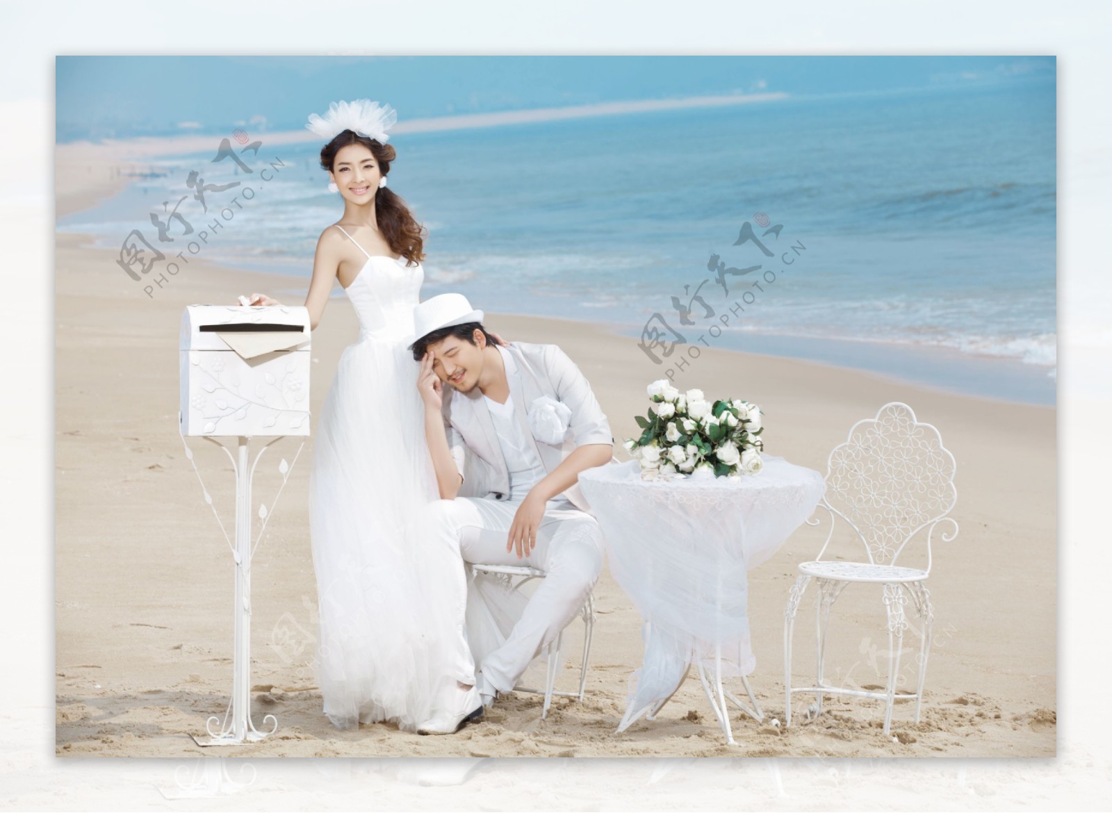 沙滩上的情侣婚纱摄影图片