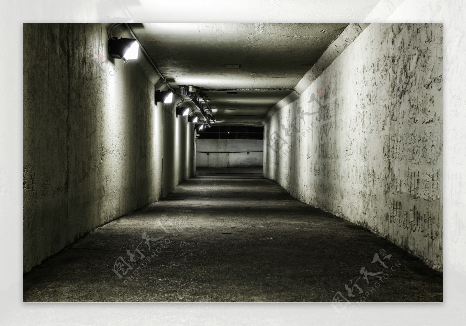 陈旧的方形隧道