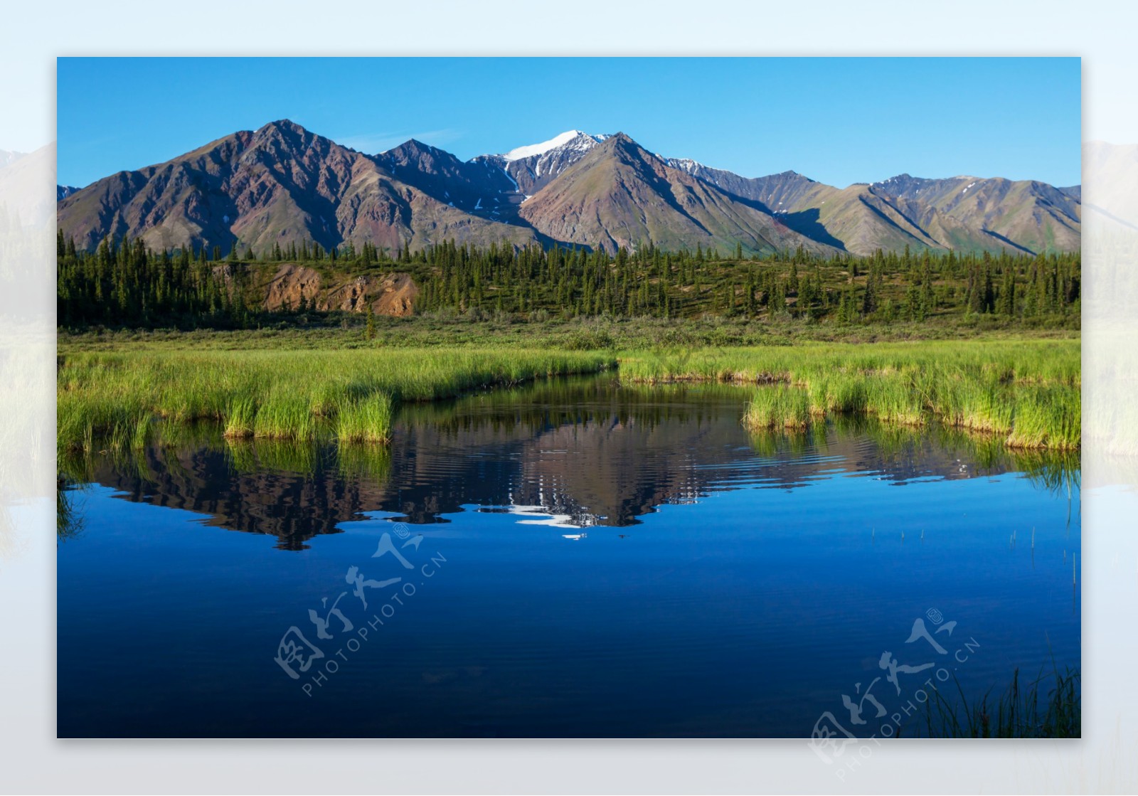 山脉湖泊风景图片