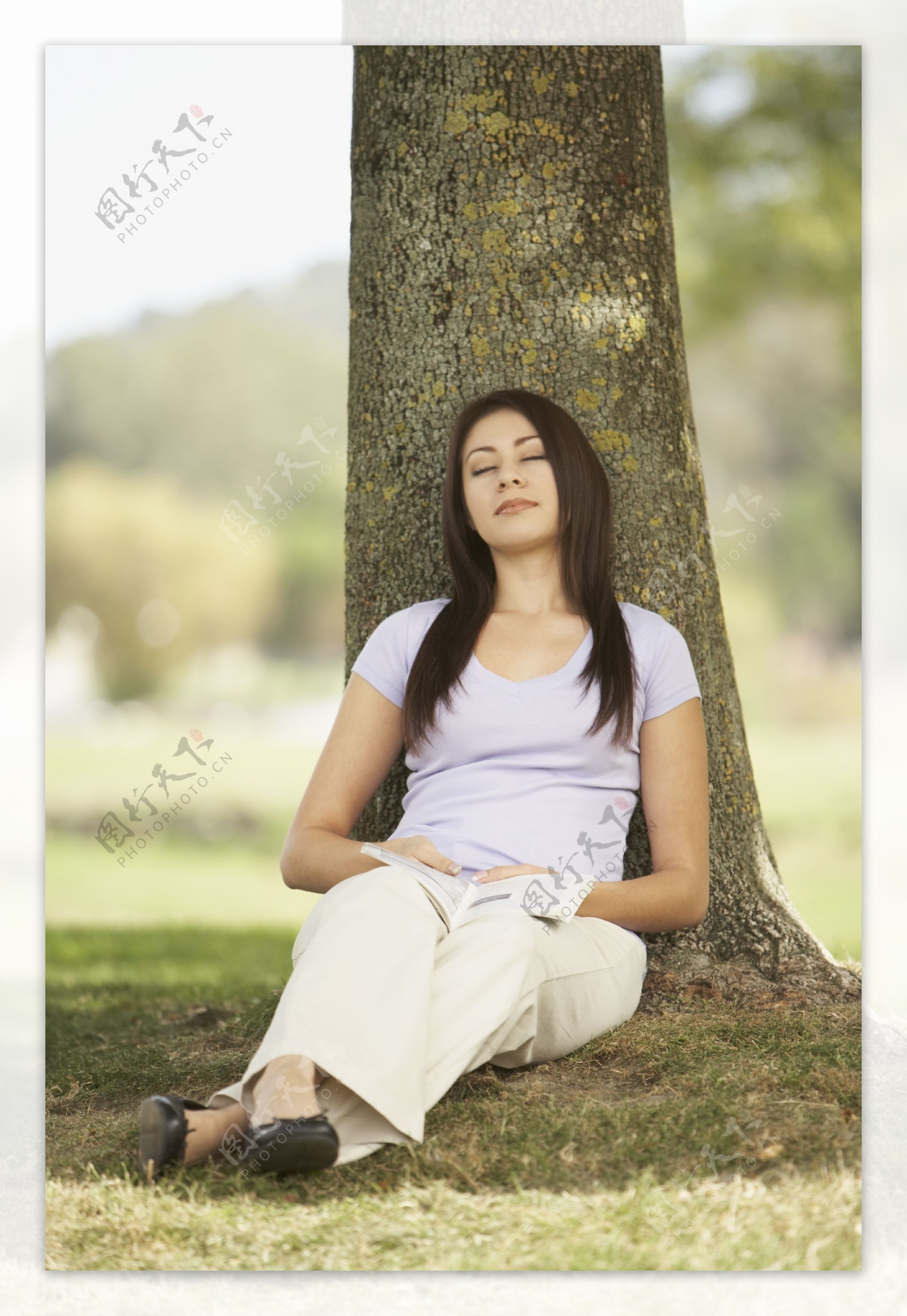 坐在树下看书休憩的女人图片