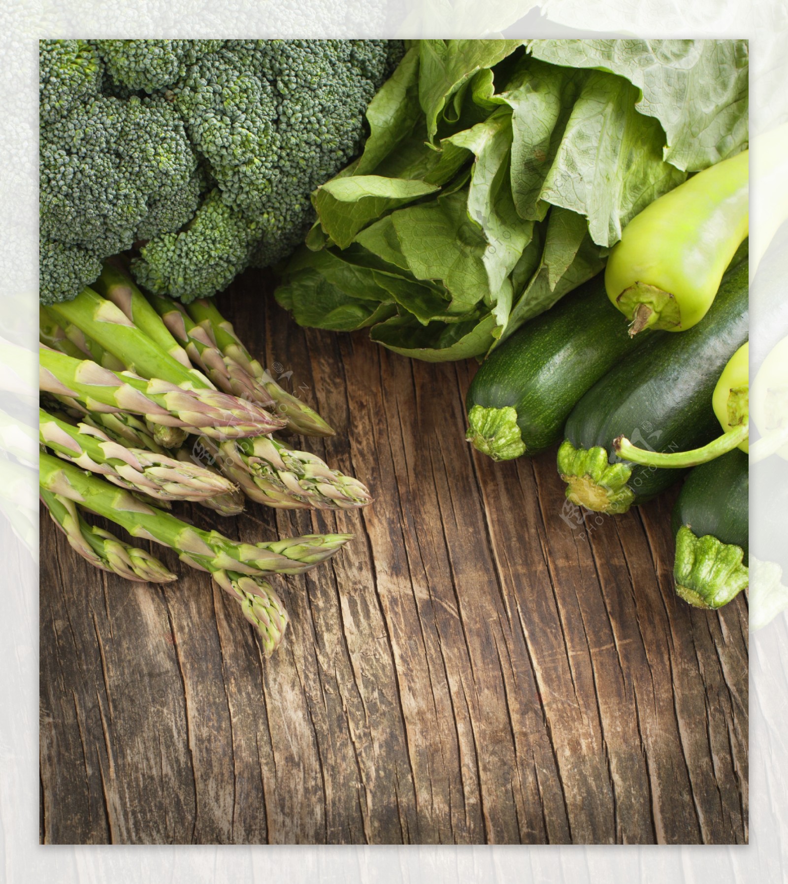 木板上的绿色蔬菜图片