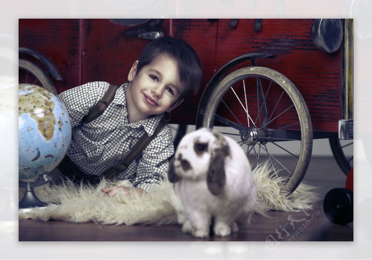 和兔子玩耍的男孩图片
