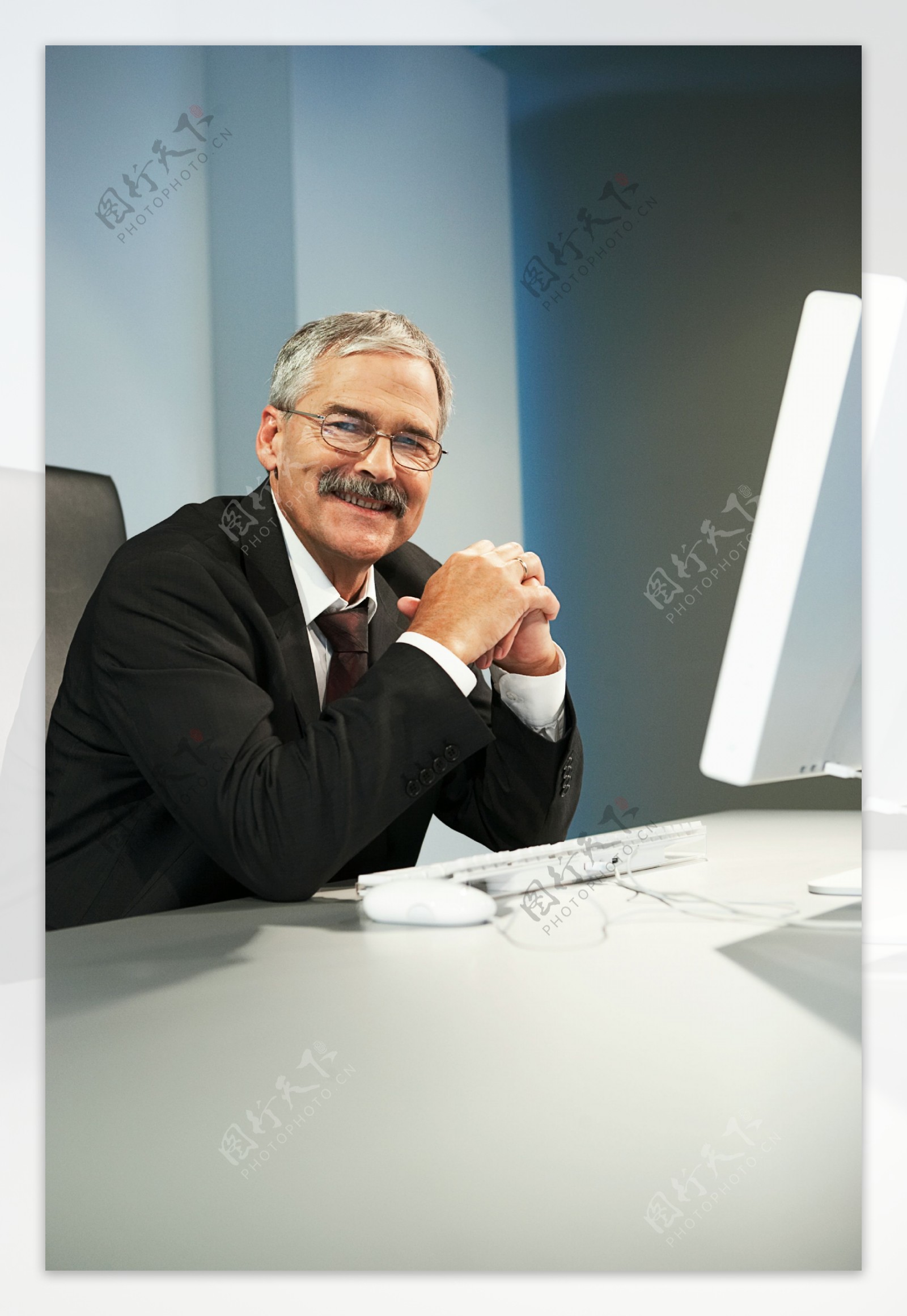 微笑办公的外国成功商务男性图片