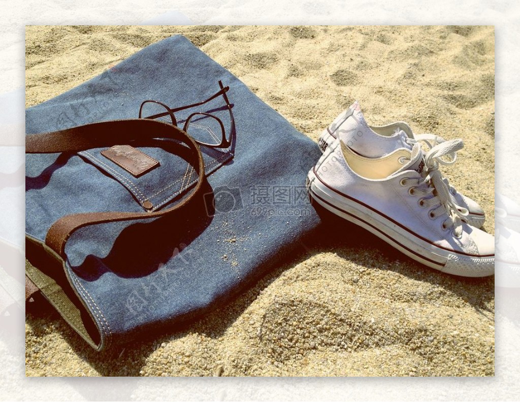 沙滩沙滩牛仔裤鞋子眼镜腰带钱包相反所有的明星运动鞋脱衣服