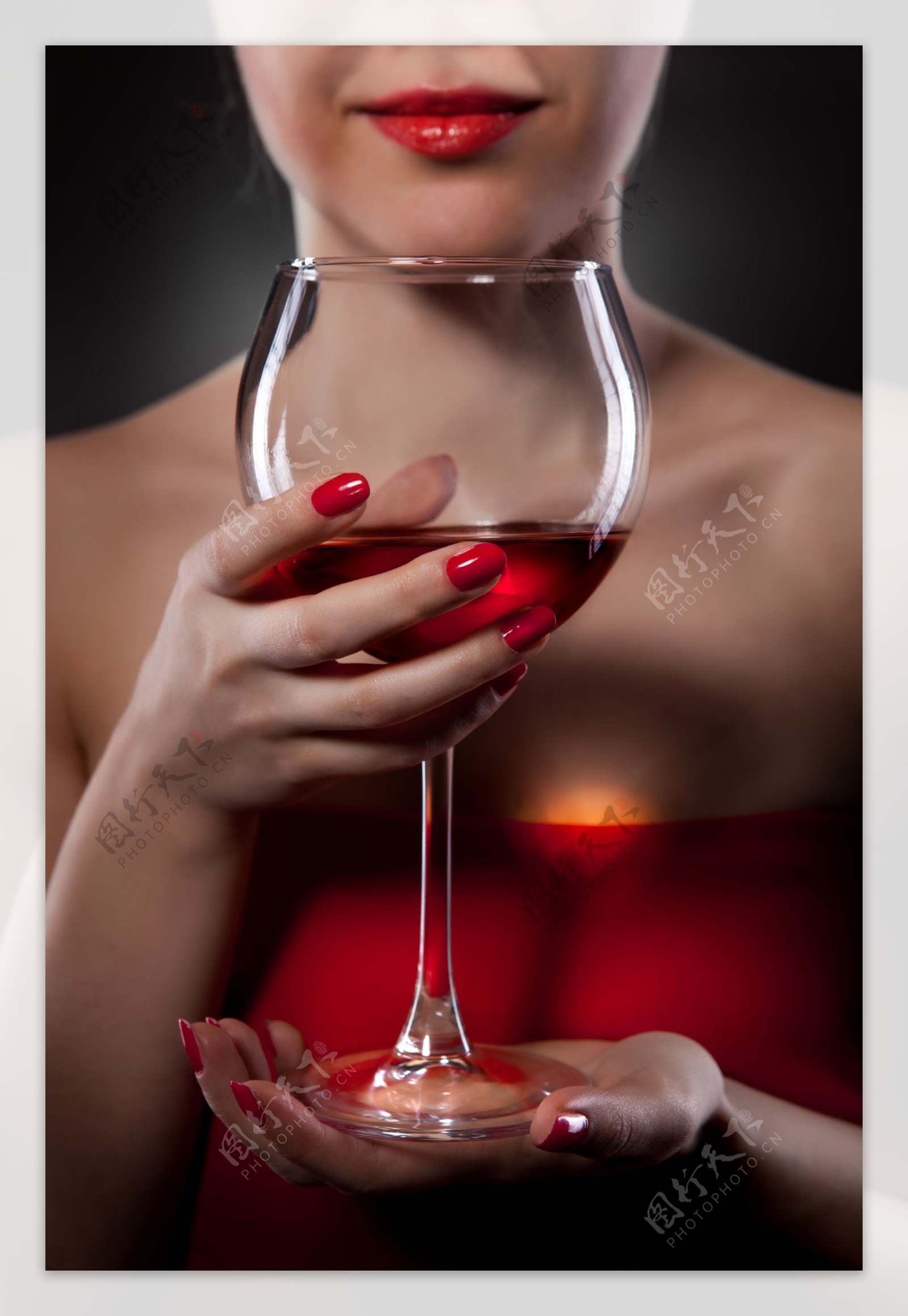 端着红酒的性感美女图片