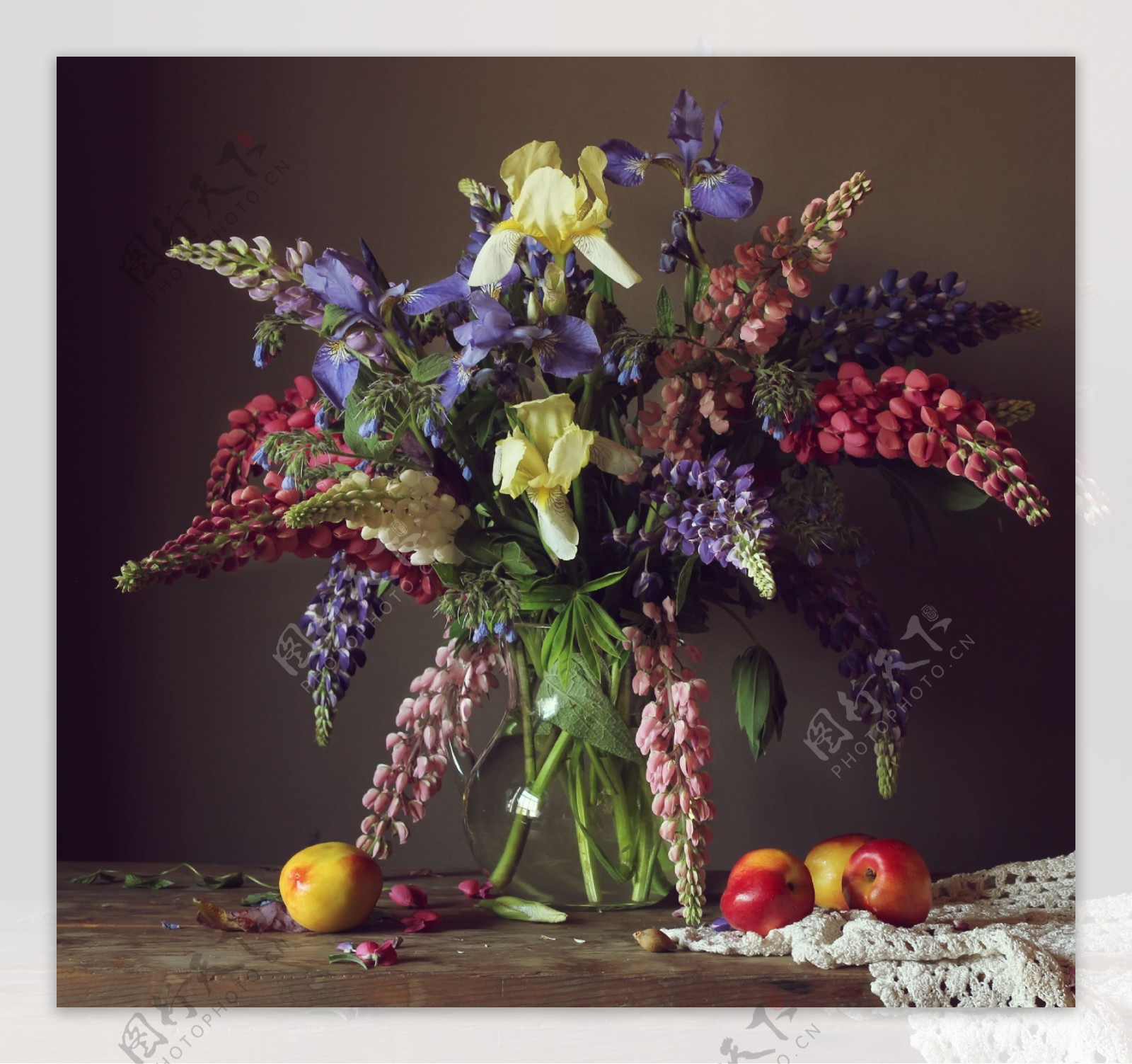紫色花瓶和苹果图片