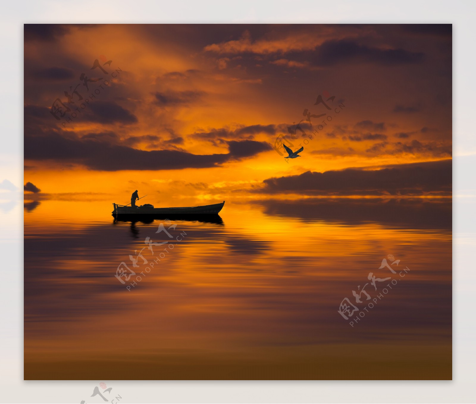 黄昏海面上的渔船图片