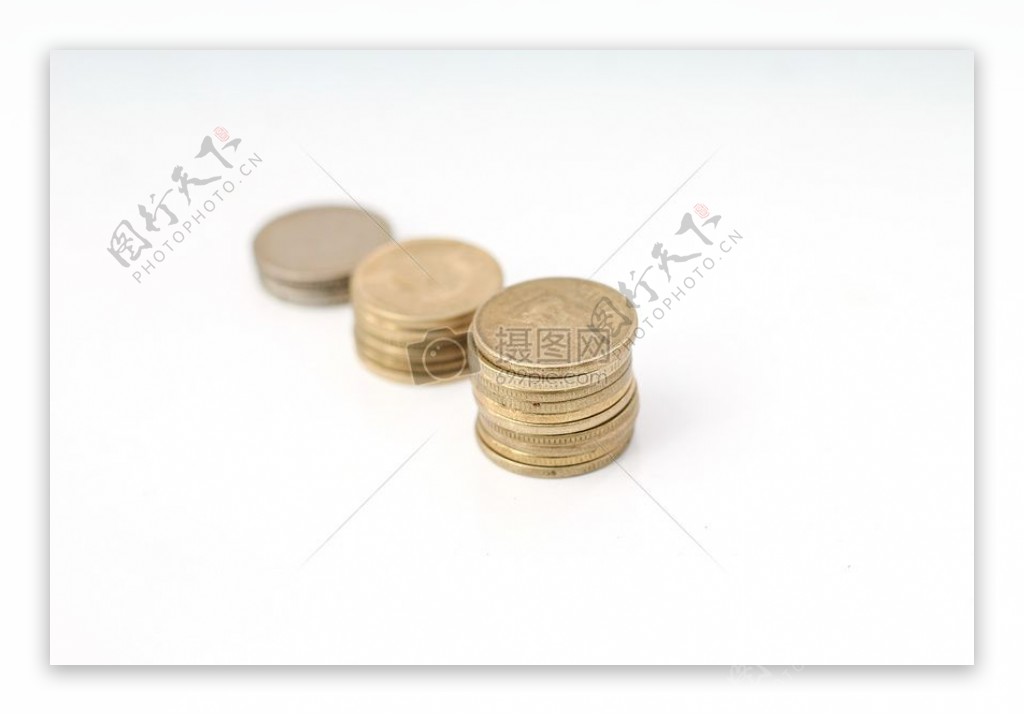 成堆的孤立的白色背景上的印度卢布硬币