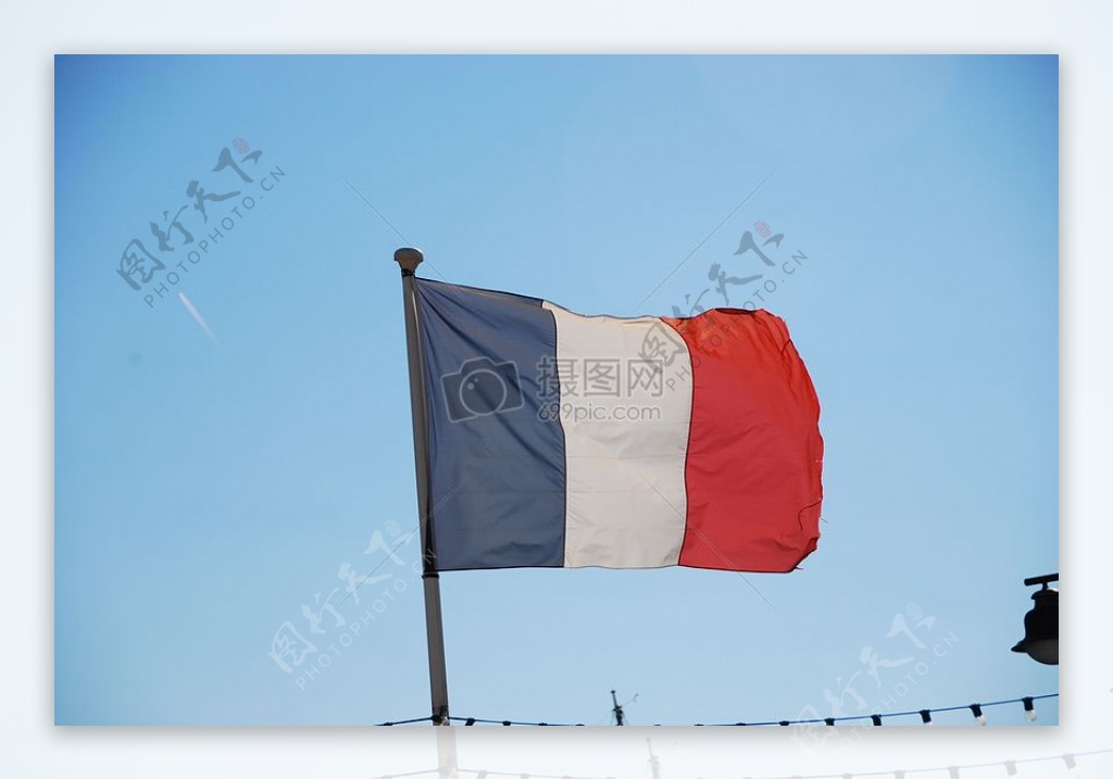 迎风飘扬的法国国旗