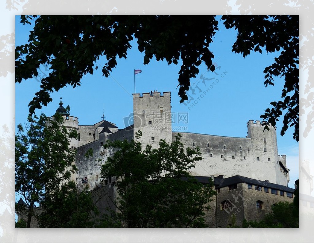 蓝天下的白色城堡