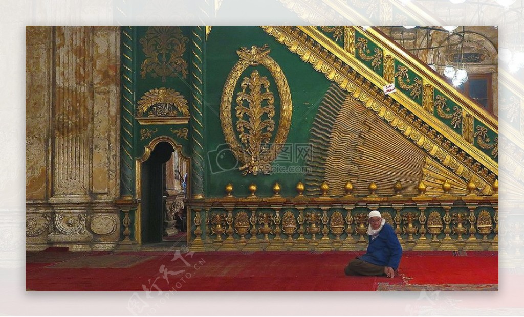 清真寺在祈祷的教徒