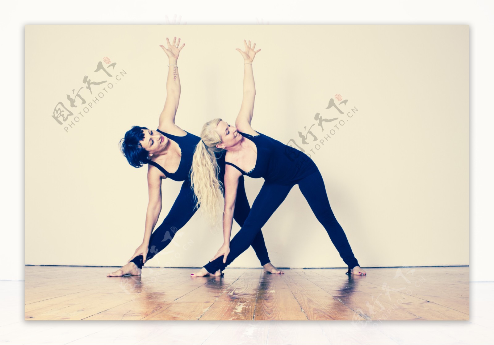 女子双人瑜伽图片