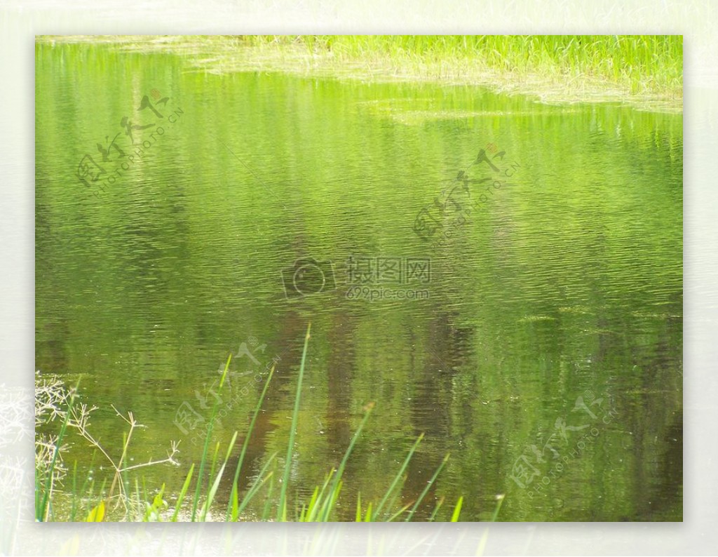 绿水青山旁的湖面