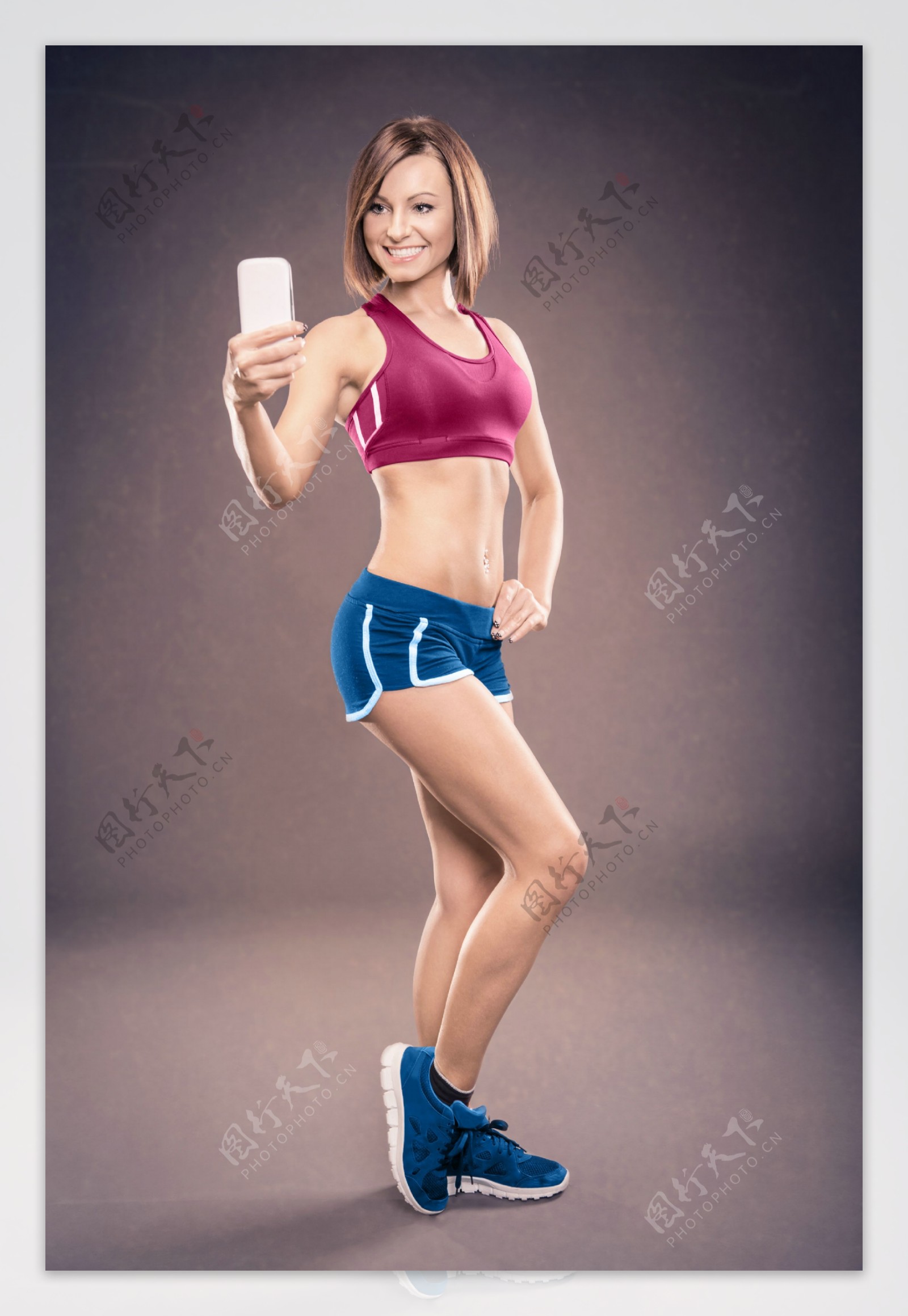 手机自拍的健身女性图片