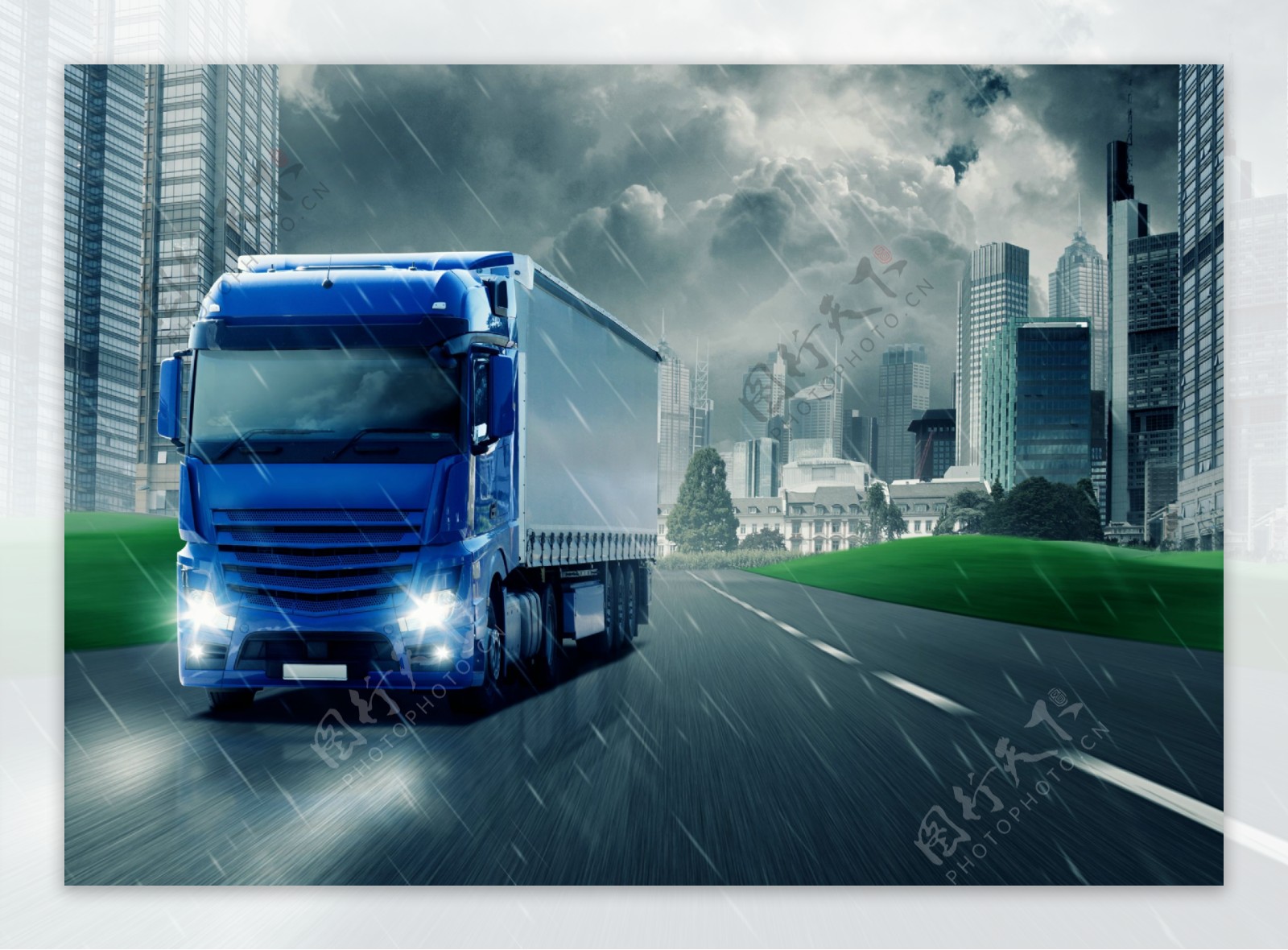 雨中行进的蓝色大卡车图片