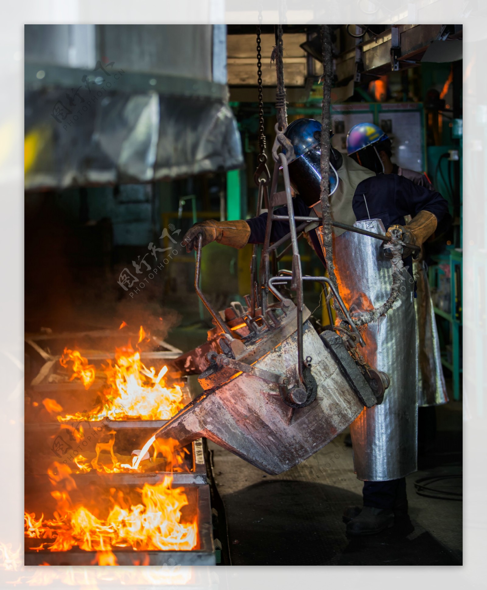 冶炼钢材的工人图片