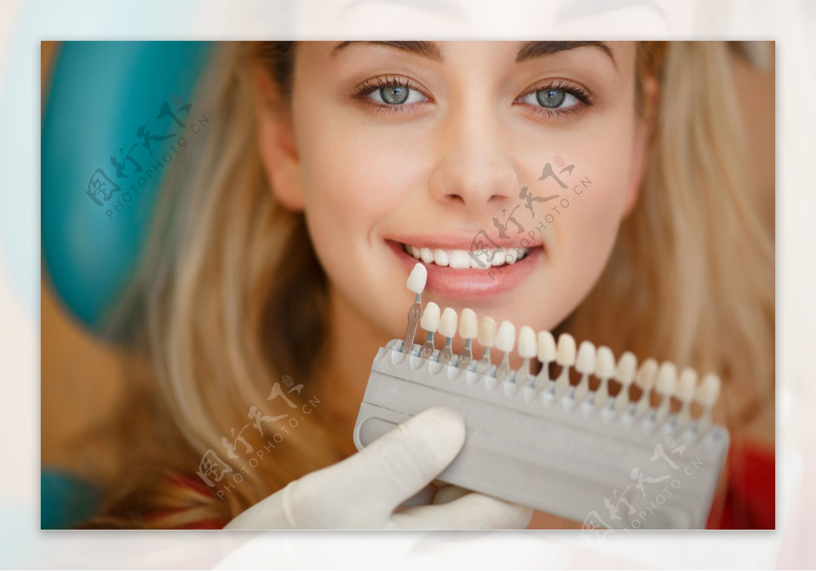 一个女人在看牙医时微笑着牙科口腔牙齿美白口腔牙齿图片下载 - 觅知网