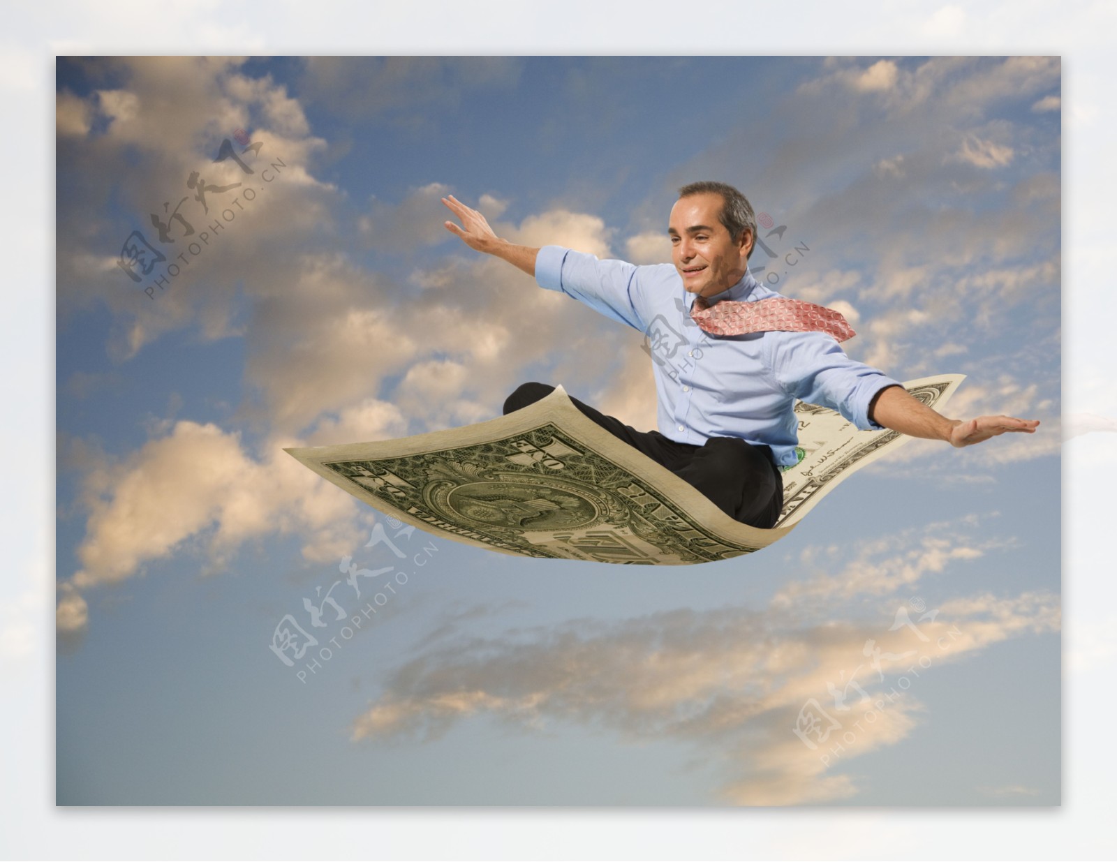 飞毯上自由飞翔的男人图片
